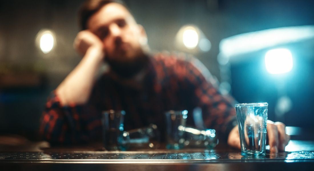 Wszywki alkoholowe w Warszawie – czy warto się „zaszyć”?