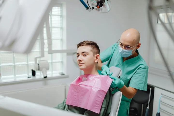 Obraz do artykułu: Dlaczego warto wybrać aparat bezligaturowy? Nowoczesne rozwiązania ortodontyczne