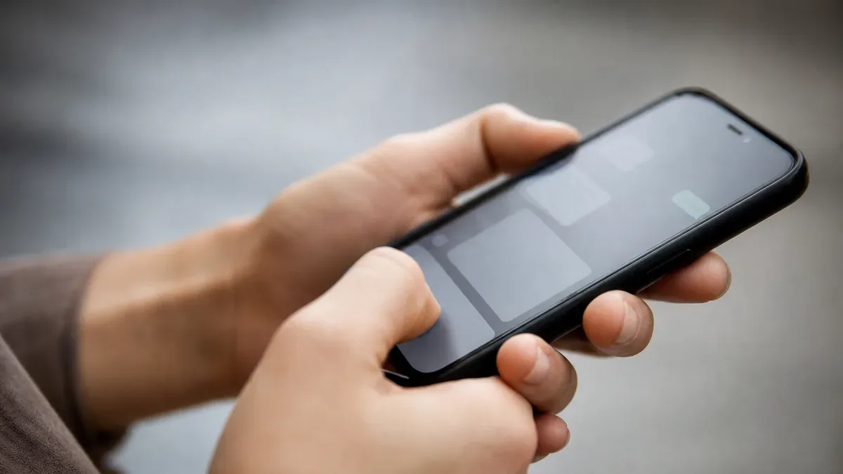 Fałszywy bank w skrzynce i SMS po zakupach. Policja ostrzega