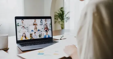 Webinary vs szkolenia stacjonarne – jak efektywnie szkolić dział marketingu?