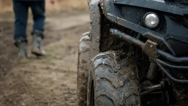 Quad na polnej drodze nie zawsze jest mile widziany. Gmina Woźniki apeluje