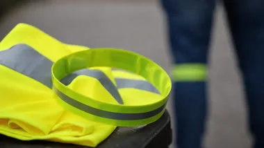 Po zmroku kierowca może nie zobaczyć pieszego bez odblasku