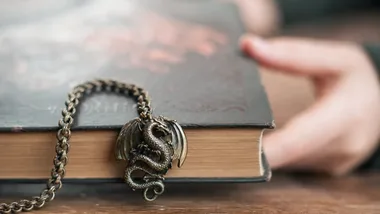 Mroczne Mintari trafia do Lublińca. Jakub Styczyszyn podarował bibliotece nową książkę