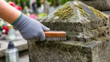Porządki na cmentarzach przed Wszystkimi Świętymi. Chwila nieuwagi wystarczy