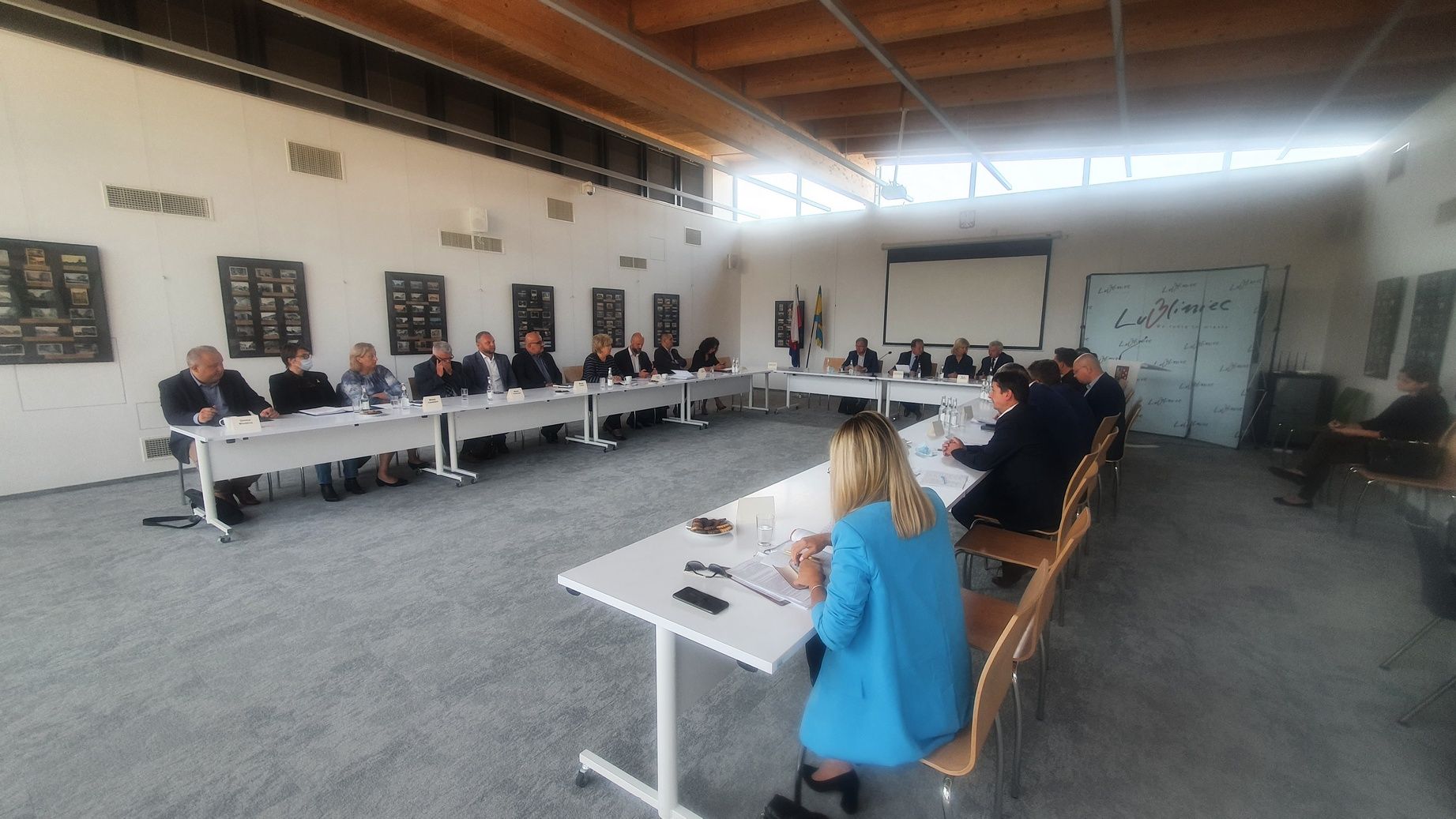Spotkanie w sali konferencyjnej w Lubitece dotyczące komunikacji Miejskiej (SIM), Wójt gm. Miedzno, Przedstawiciele gm. Zawadzkie, Burmistrz z Przedstawicielem Koniecpola, Burmistrz  z Zastępcą Burmistrza Dobrodzienia, Przedstawiciele gm. Knurów, Przedstawiciele gm. Woźniki, Wójt gm. Kochanowice, Burmistrz Radlina, Burmistrz Kolonowskie, Wójt g. Pawonków, Zastępca Burmistrza gm. Toszek, Poseł na sejm RP A. Gawron, Burmistrz, Zastępca Burmistrza oraz Sekretarz Miasta gm. Lubliniec. 