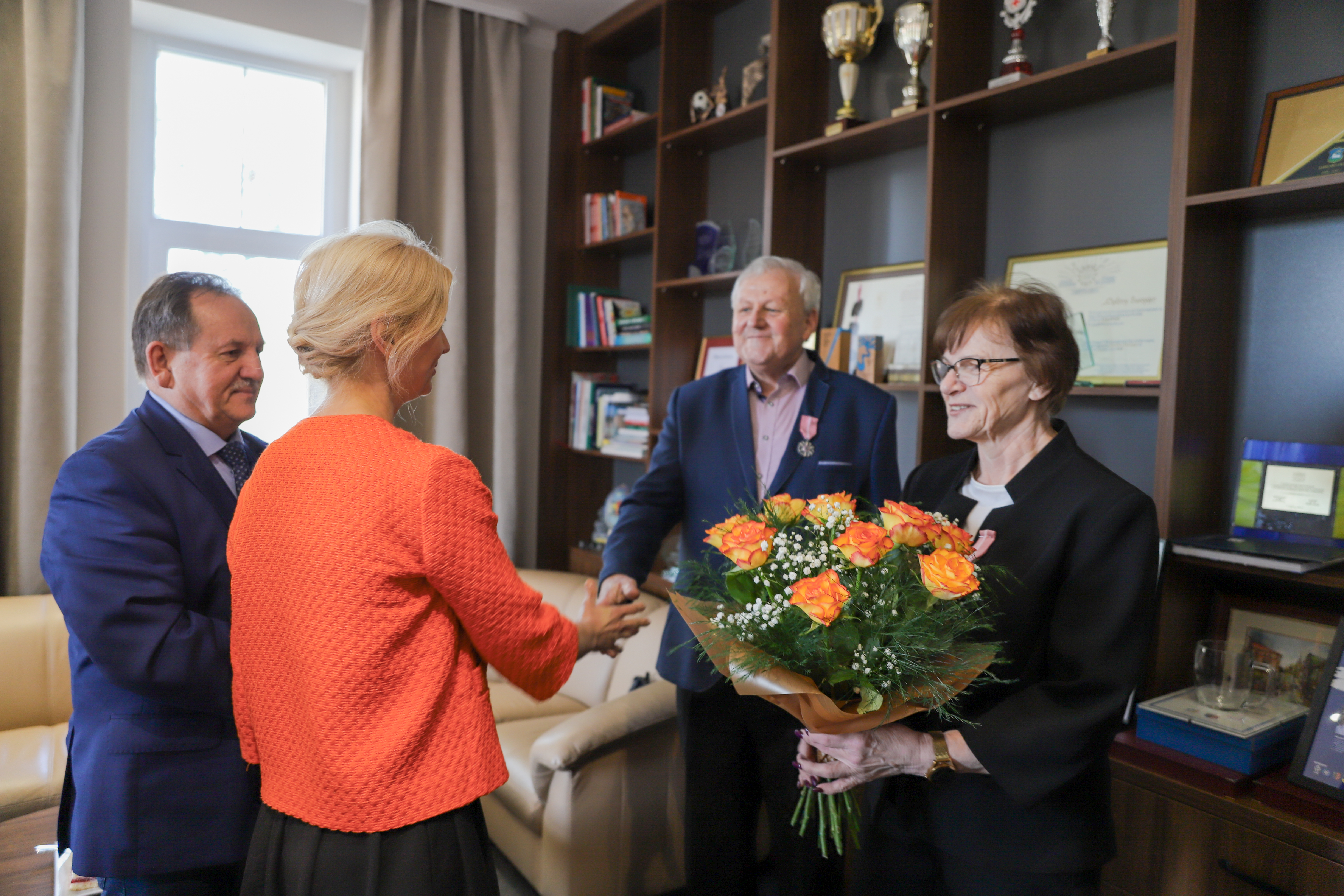 Pani Zastępca Burmistrza oraz Pan Burmistrz gratulują i wręczają bukiet herbacianych róż Państwu Miemcom za 60-letnie pożycie małżeńskie. 