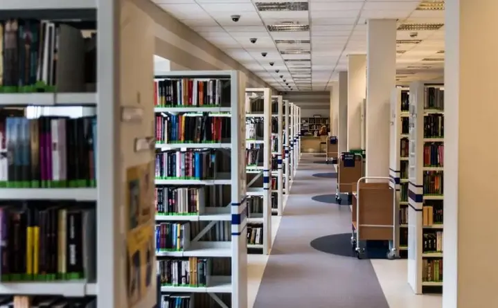 Recyklingowa Rozgrywka w bibliotece w Lublińcu - gry z odpadów i pingpongowe wyzwania