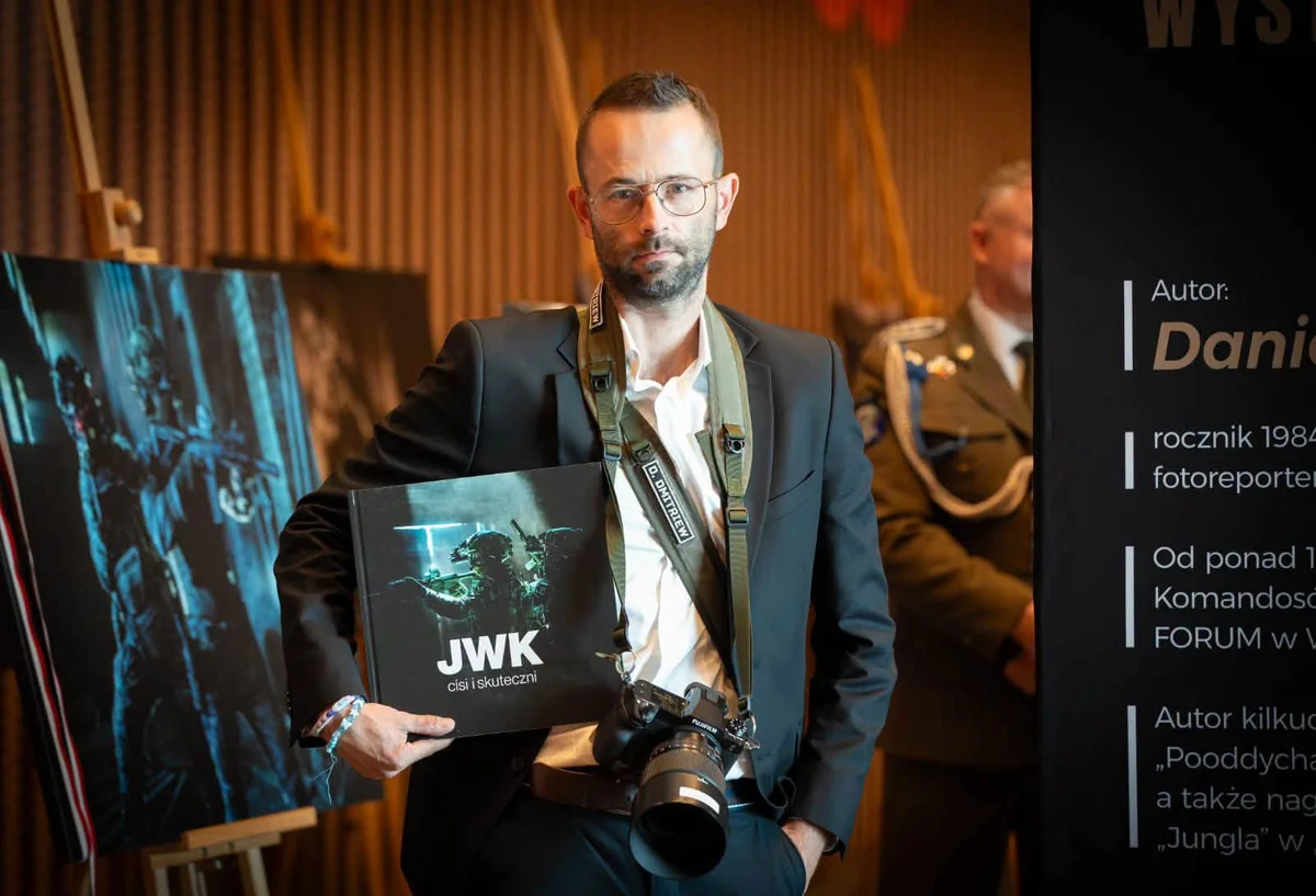 Grafika promocyjna wydarzenia Komandosi JWK w obiektywie Daniela Dmitriewa