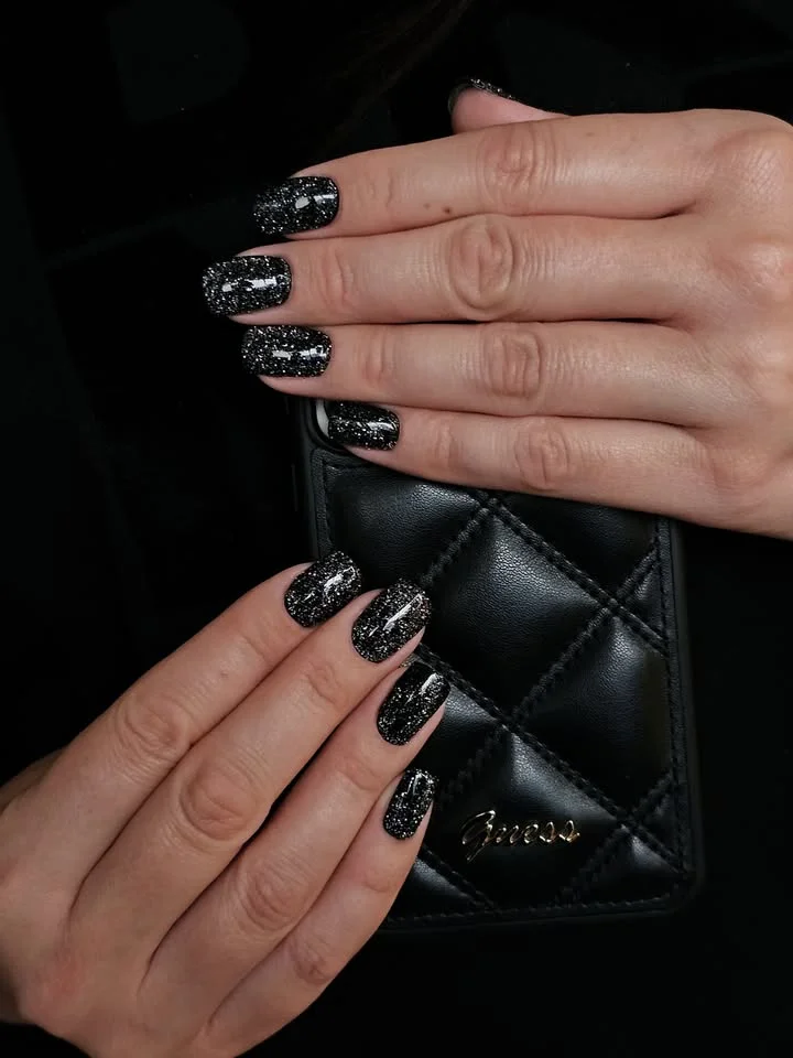 Obrazek przedstawia grafikę promocyjną wydarzenia Podstawowy kurs manicure: hybryda i przedłużanie żelem (owal/migdał)