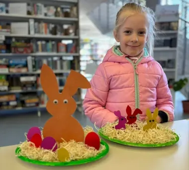 Wielkanocny zajączek rozgrzał bibliotekę kolorami i wiosenną energią