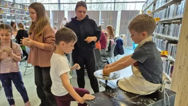 Gliniane historie w Lublińcu - biblioteka przeniosła dzieci i rodziców do średniowiecza