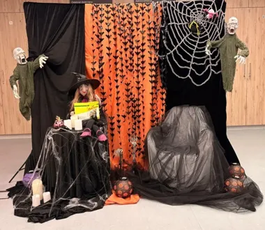 Halloweenowa fotościanka w Lubitece zamienia bibliotekę w plan na upiorne zdjęcie