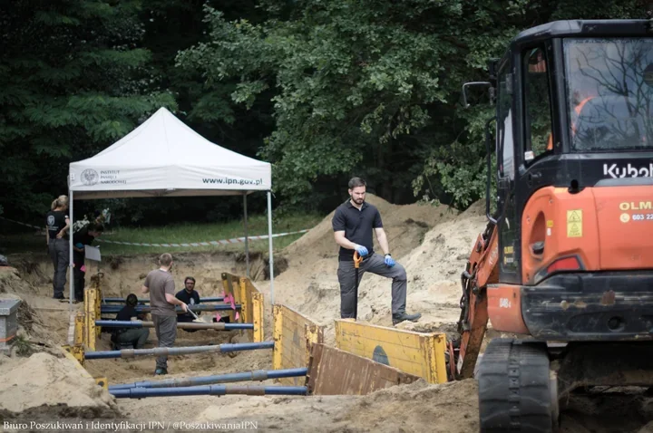 Dwie jamy grobowe na cmentarzu w Lublińcu. IPN odnalazł szczątki 24 osób