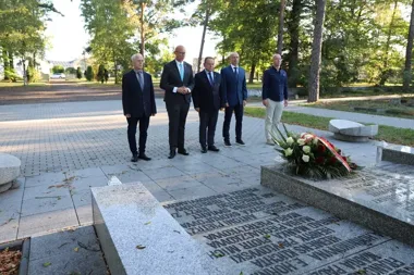 87 lat od wybuchu wojny. Wieniec i znicz na cmentarzu wojskowym