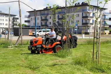 Burmistrz wsiadł na kosiarkę. Na Wilniewczyca skosił ogromny trawnik