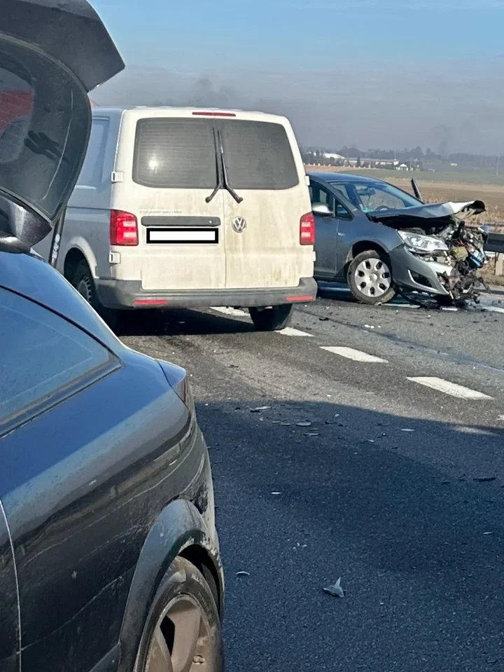 Nie ustąpił pierwszeństwa na DK 11 - dwa ople uszkodzone, kierowca ukarany