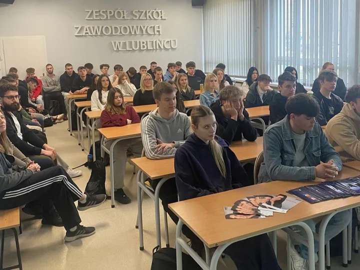 Dżek i policjanci ostrzegli uczniów przed pułapką handlu ludźmi