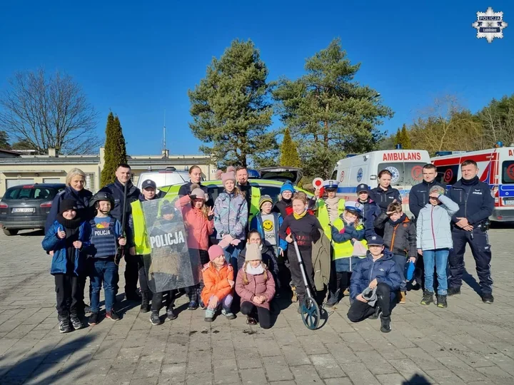 Trzy radiowozy i sprzęt na feriach - policja pokazała, jak dbać o bezpieczeństwo
