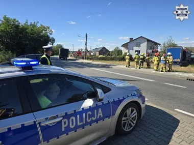 Tir zjechał na pole i uszkodził słup. Kierowca został ranny