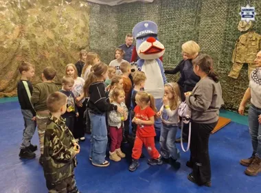 Maskotka policji i dzielnicowy przypomnieli dzieciom zagrożenia na lodzie