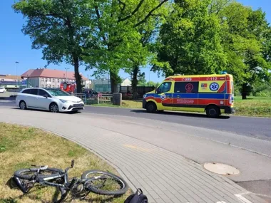 14-latek wyjechał rowerem prosto pod Toyotę - skończyło się w szpitalu
