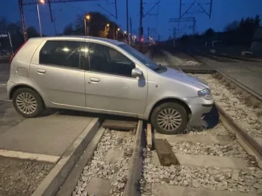 Poranny chaos na DK46 - osobówka zjechała pod ciężarówkę, ruch idzie wahadłowo