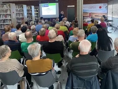 Seniorzy z Lublińca ostrzeżeni - policja pokazała jak nie dać się oszustom