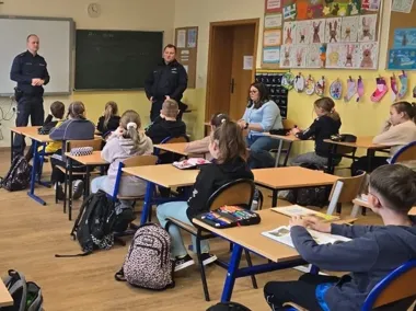 Dzielnicowy wszedł do klasy w Ciasnej - dzieci usłyszały ostrzeżenie