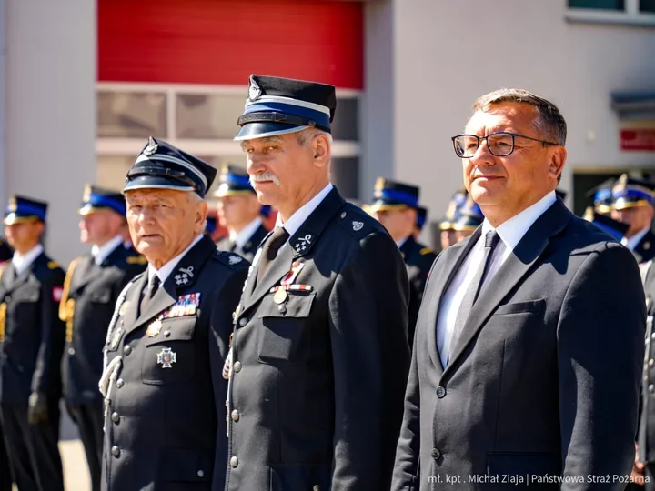 W powiecie padły słowa wdzięczności dla strażaków i wręczono awanse