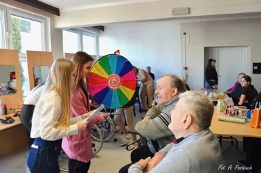 Uczniowie znów przywrócili uśmiech w Domu Kombatanta – wspólne świętowanie Dnia Kobiet i Mężczyzn