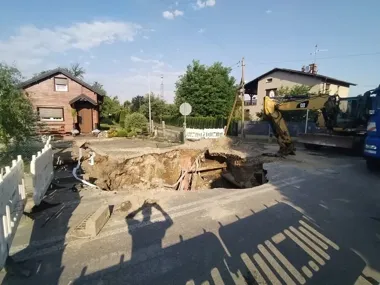 Ulica Wyszyńskiego zamknięta za przejazdem. Trwa usuwanie awarii sieci