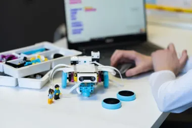 Uczniowie składali roboty i od razu sprawdzali, czy naprawdę działają