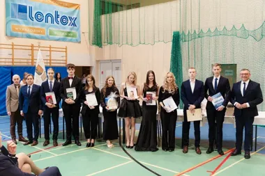 Maturzyści pożegnali szkołę. W Lublińcu padło tradycyjne „powodzenia”